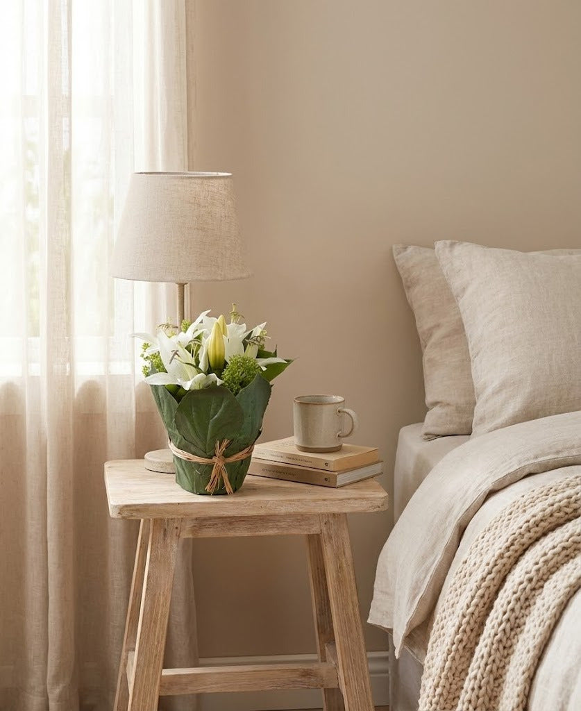 LIRIOS BRANCOS EM CACHEPOT DE FOLHAS 25CM Cod: A6717