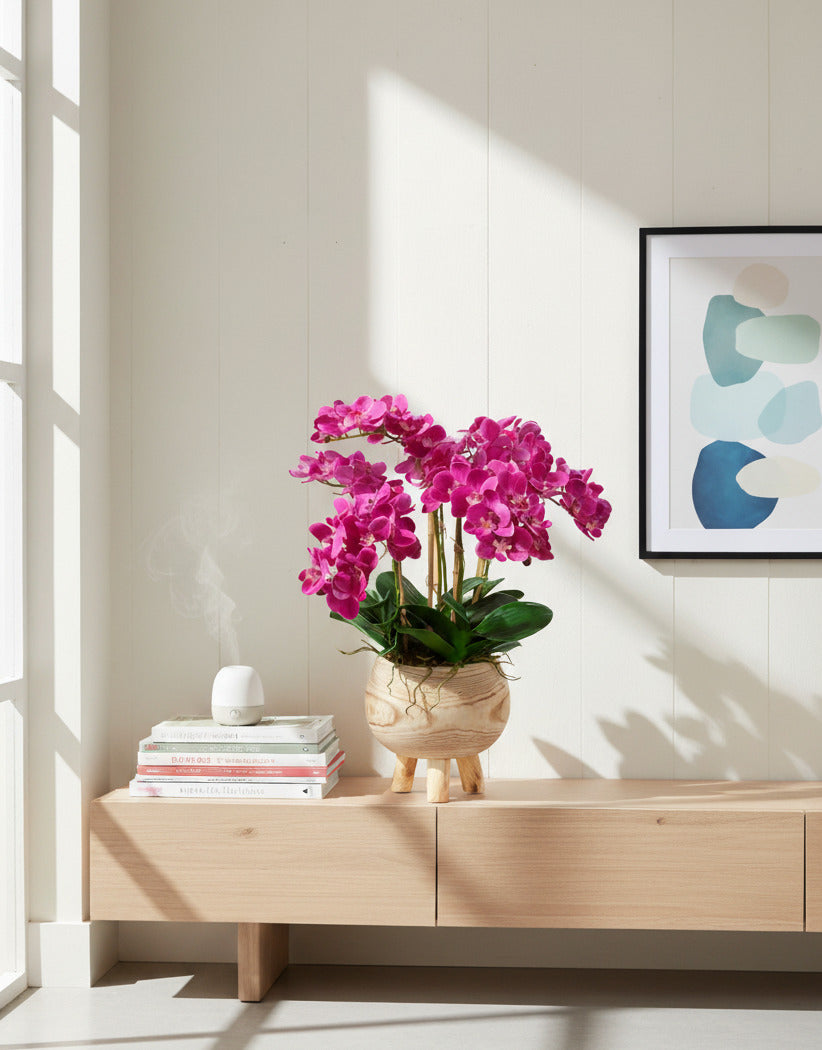 ORQ. PHALAENOPSIS FU EM CACHEPOT MADEIRA TRIPÉ 52CM Cod: A6884