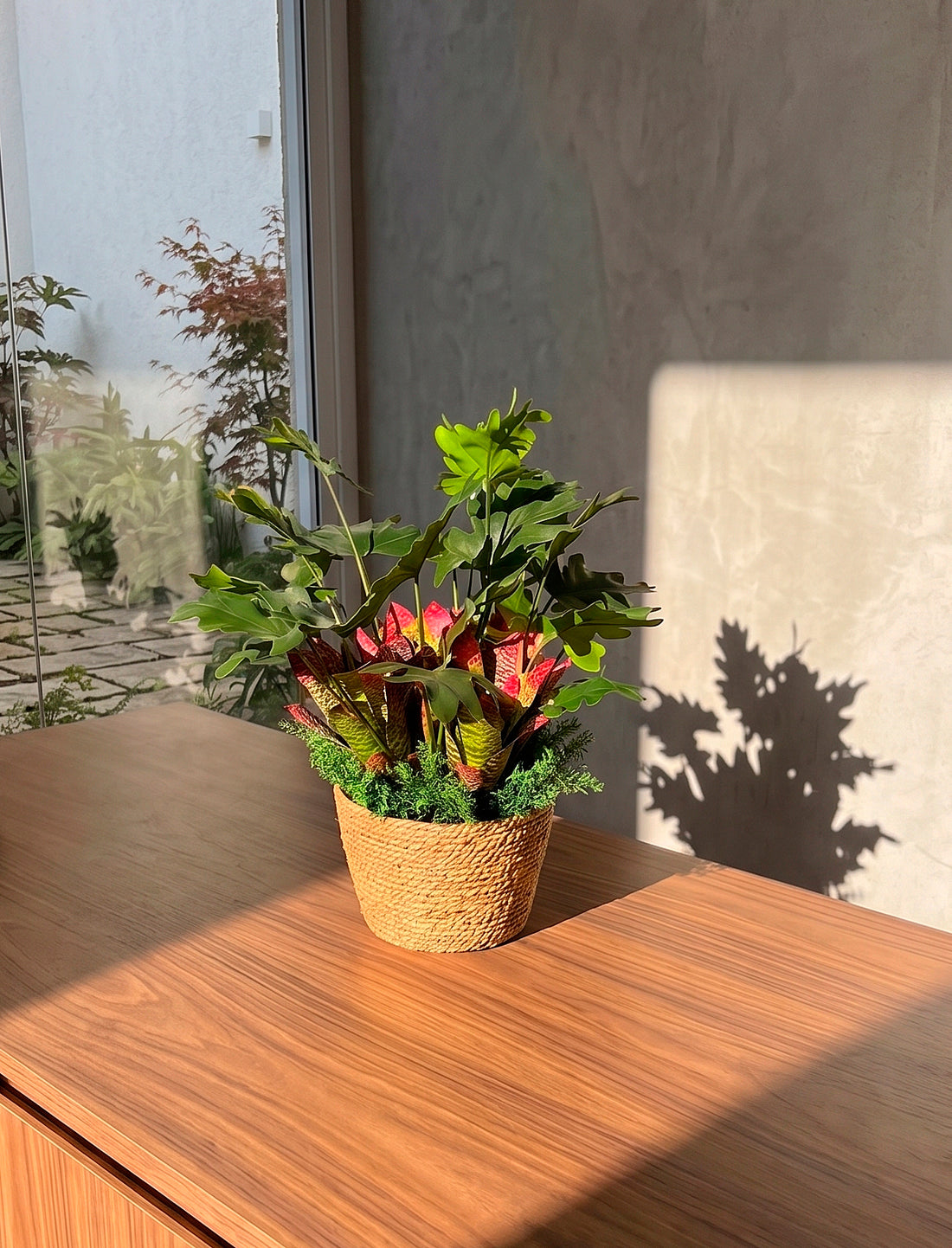 FILODENDRO E BROMELIAS EM CESTO 60CM Cod: A7445
